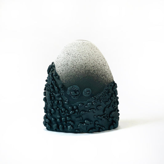 Hump Vase, Bud (Black/White)